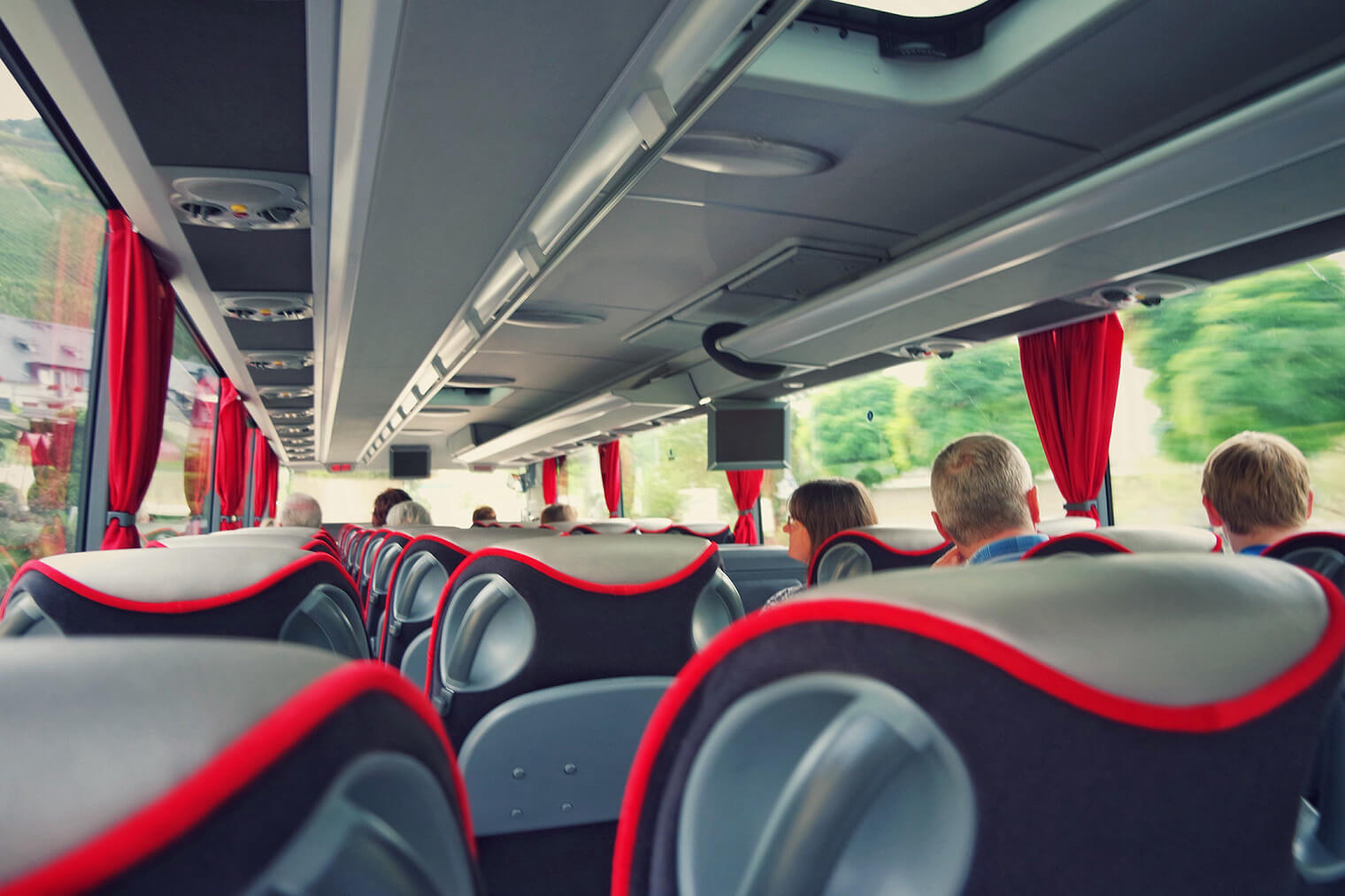 people-traveling-with-the-bus-2022-11-09-18-04-30-utc.jpg